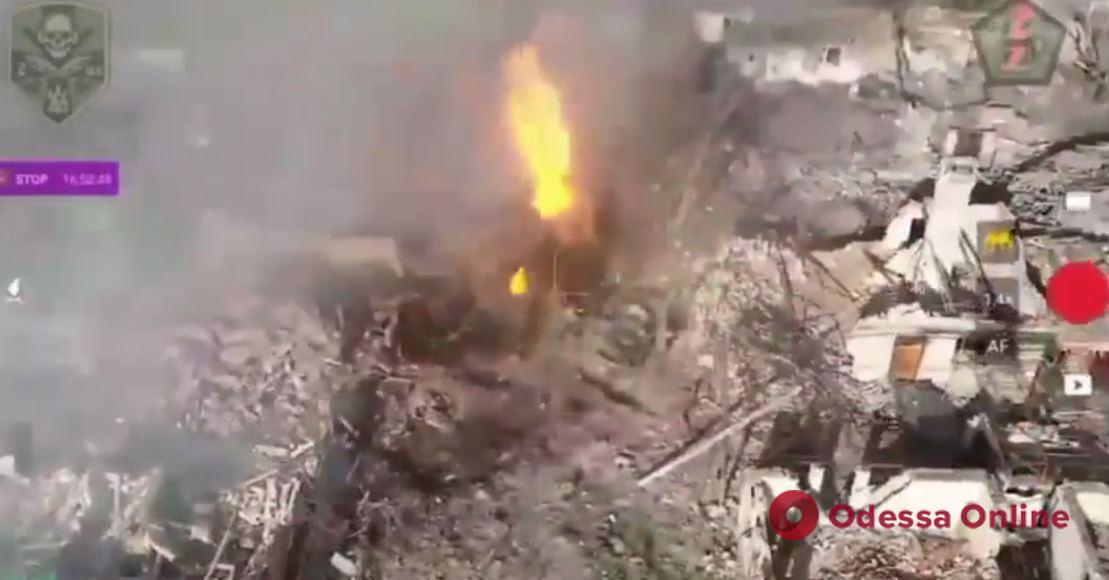 Украинские защитники с помощью гранаты уничтожили вражеский танк Т-90 «Прорыв» (видео)