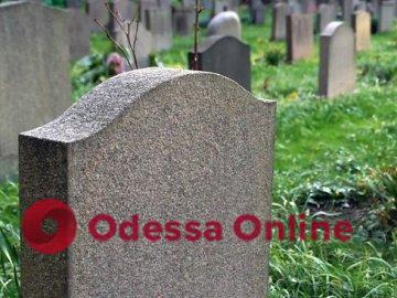 На Одещині двоє підлітків заради розваги пошкодили надгробні пам’ятники на цвинтарі