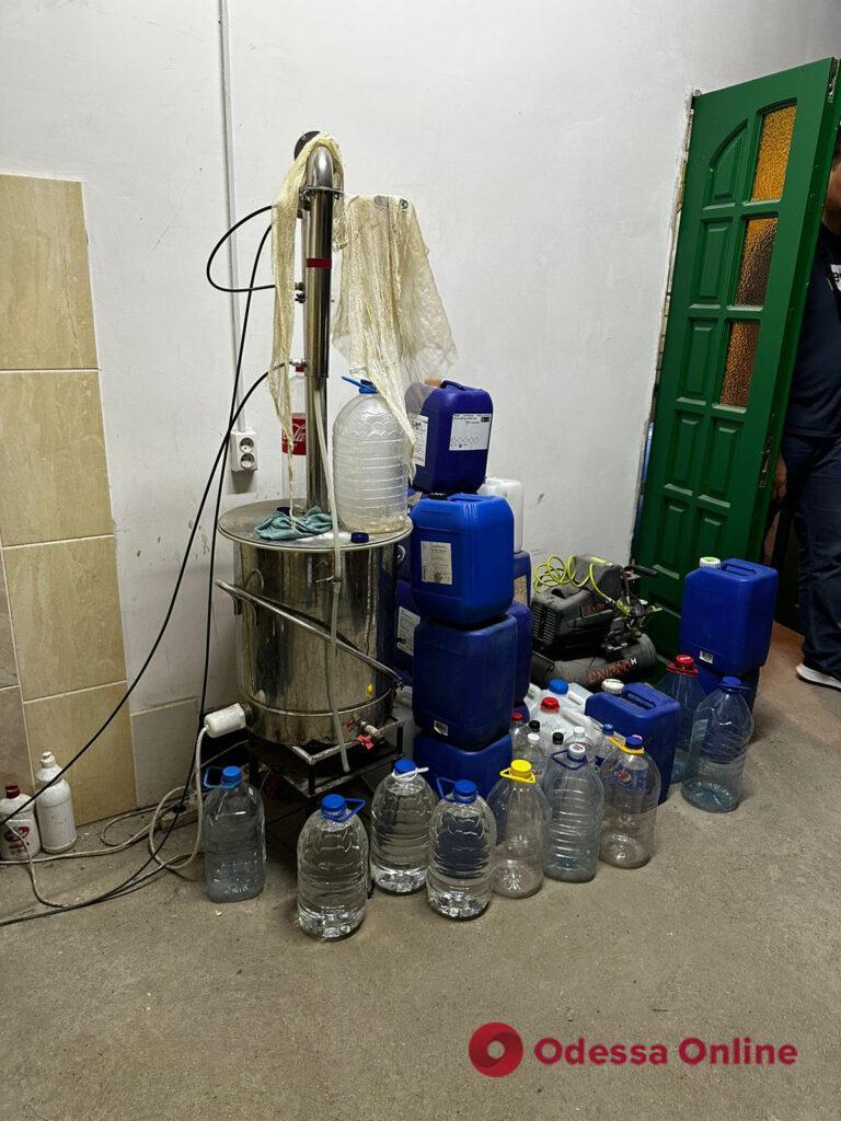 В Одесской области разоблачили подпольный цех по изготовлению «элитного» алкоголя