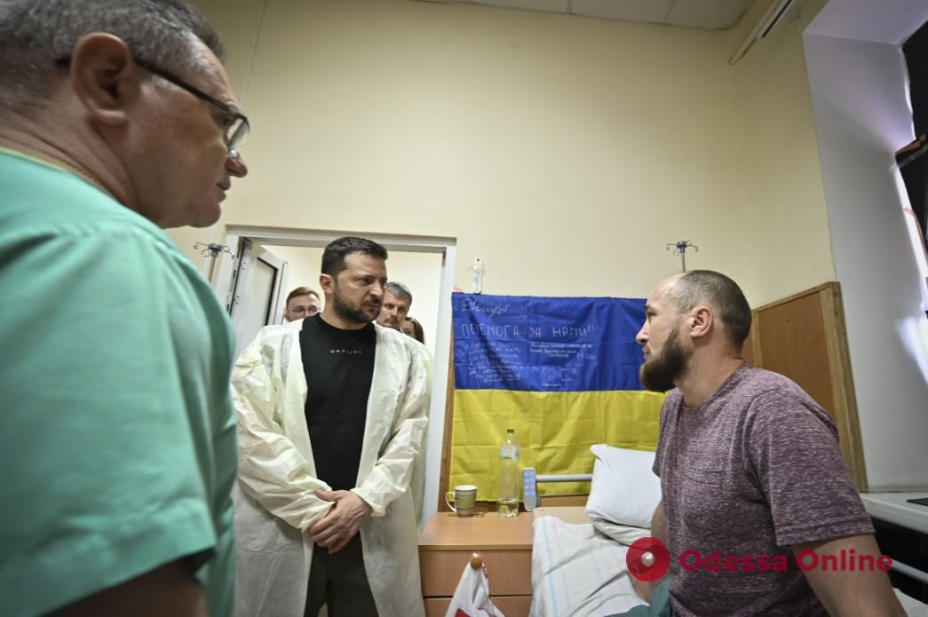 Одесская область: Зеленский посетил в госпитале раненых защитников и вручил государственные награды военным и медикам