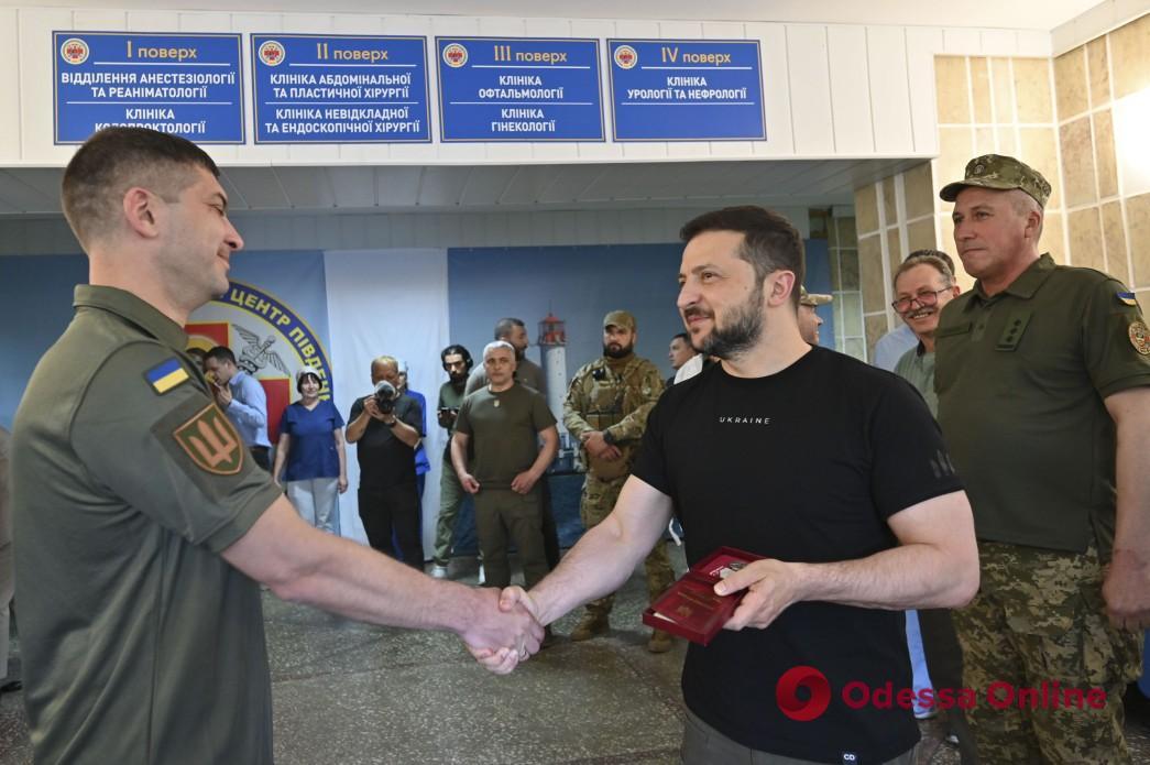 Одесская область: Зеленский посетил в госпитале раненых защитников и вручил государственные награды военным и медикам