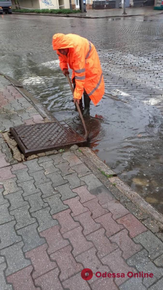 Одесские коммунальщики чистят ливневки — водителей просят не покидать транспорт на решетках дождеприемников