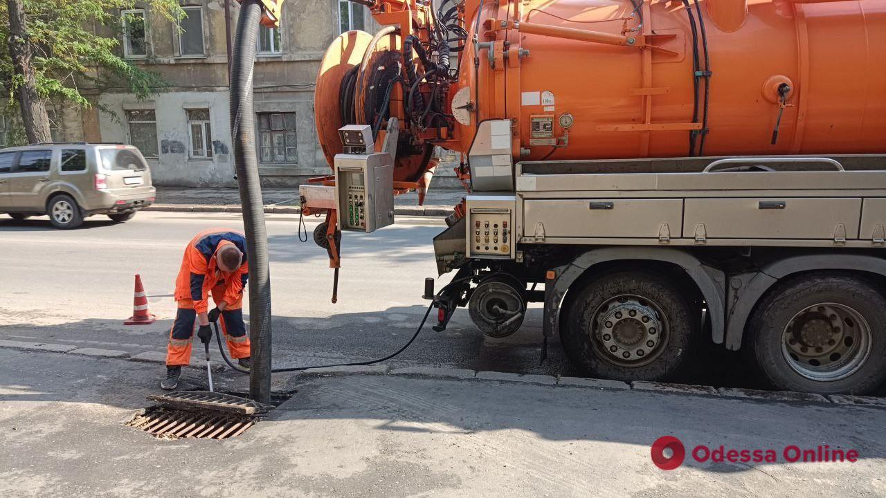 Одеські комунальники чистять ливнівки – водіїв просять не залишати транспорт на решітках дощоприймачів