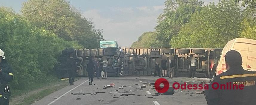На трассе Одесса-Рени произошло ДТП с грузовиком – есть пострадавшие, движение заблокировано