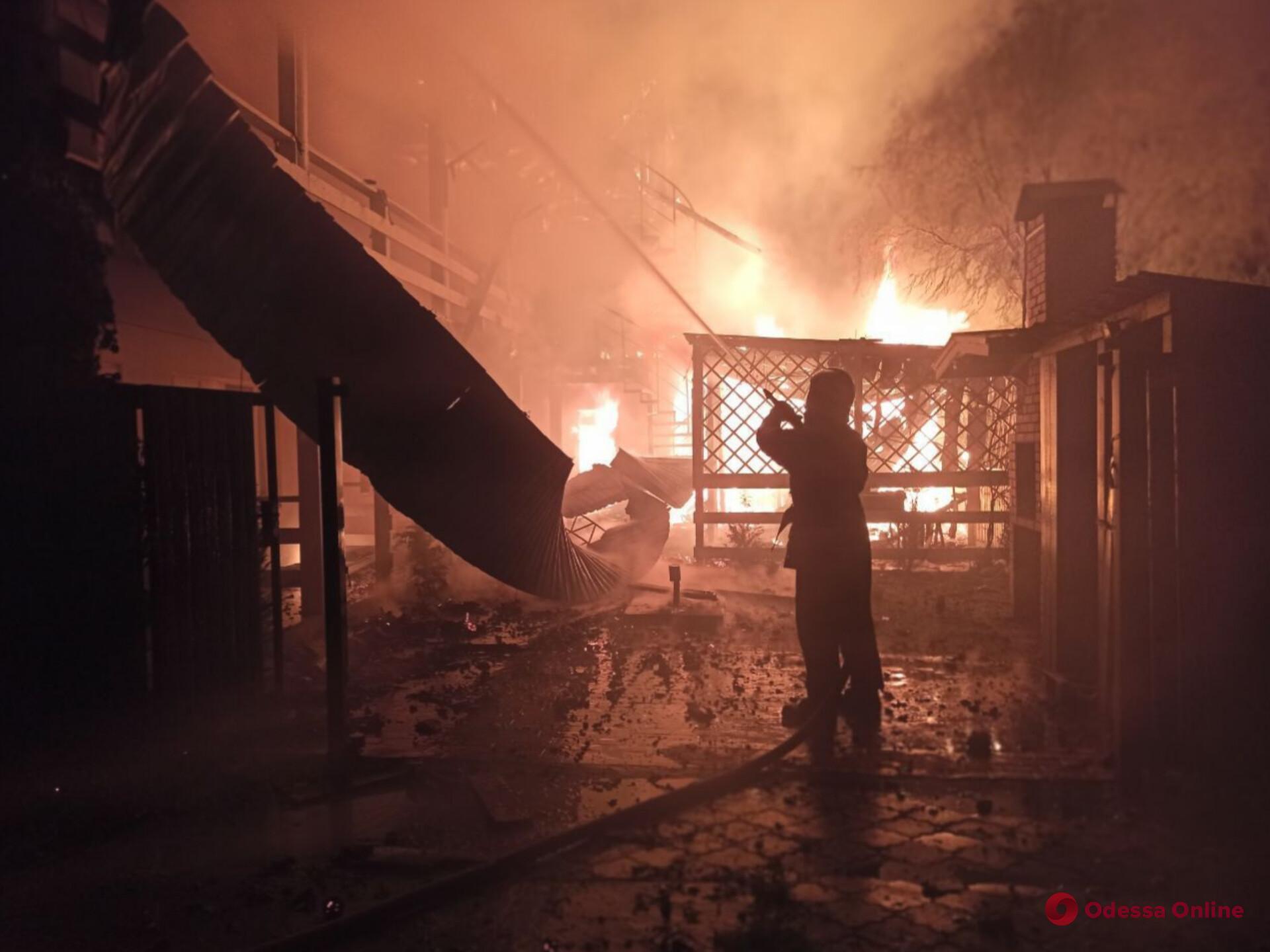 Ворог вдарив ракетами по складу продовольчого підприємства і рекреаційній зоні на узбережжі Одещини – спалахнули пожежі