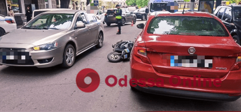 В центре Одессы столкнулись мопед и авто — есть пострадавший