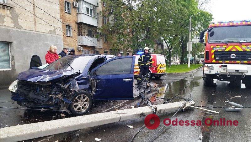 В Измаиле легковушка снесла электроопору (фото)