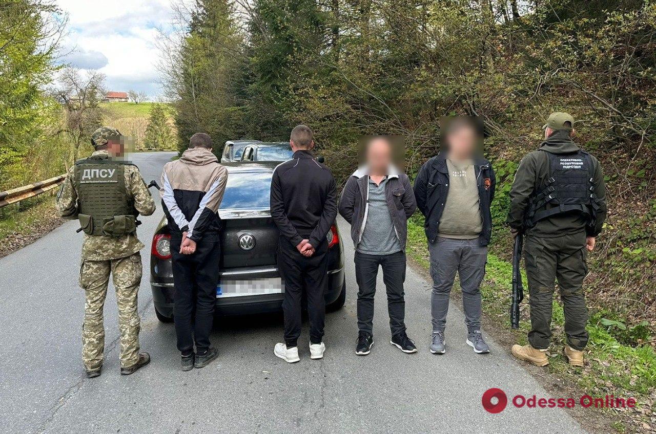 Мешканець Чернівеччини намагався переправити в Румунію двох чоловіків з Одещини