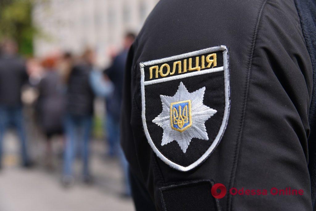 В Одесі патрульні затримали трьох грабіжників, які забрали у жінки телефон та банківську картку
