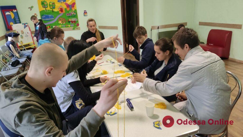 В Одесі діти виготовляли патріотичні обереги для захисників України (фото)