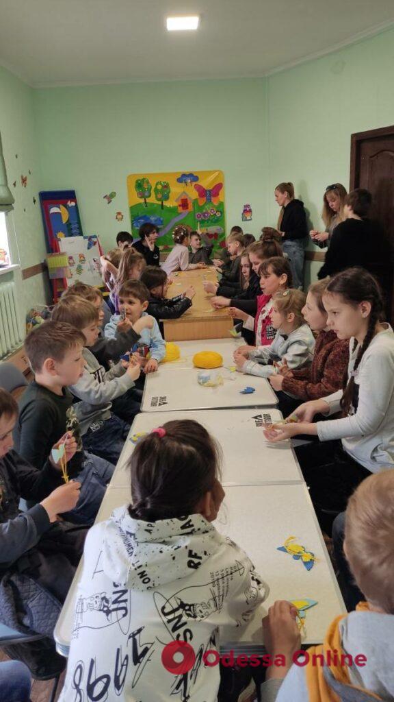 В Одесі діти виготовляли патріотичні обереги для захисників України (фото)