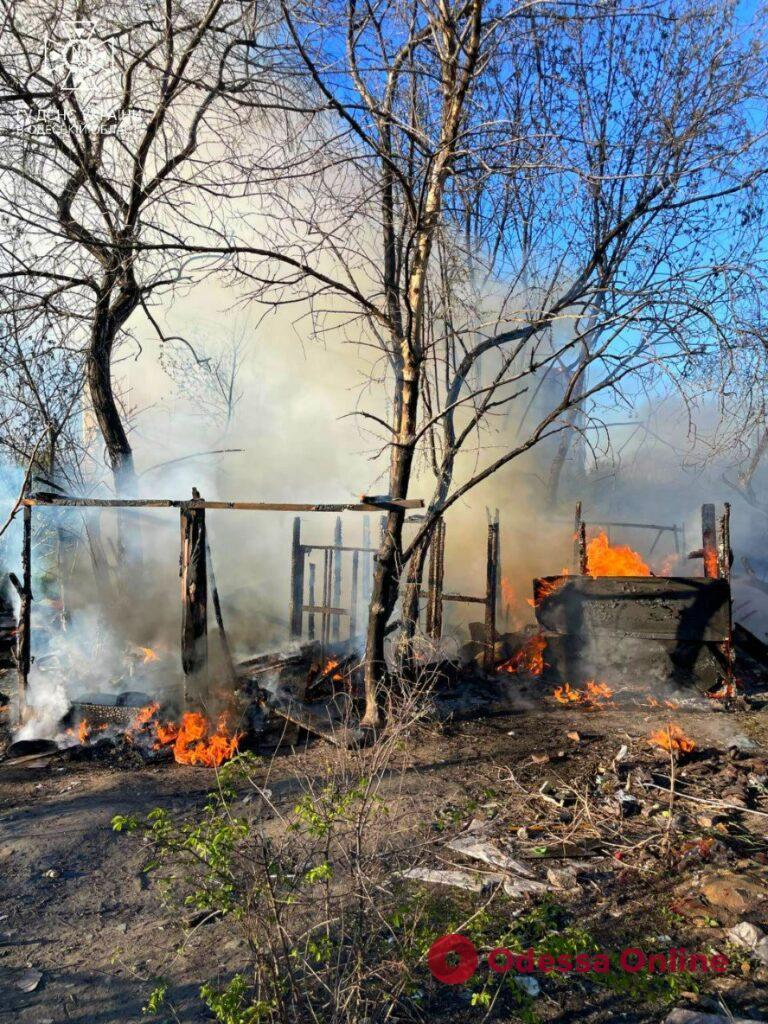 У Суворівському районі Одеси згоріла закинута нежитлова будівля