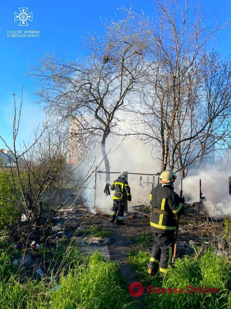 У Суворівському районі Одеси згоріла закинута нежитлова будівля