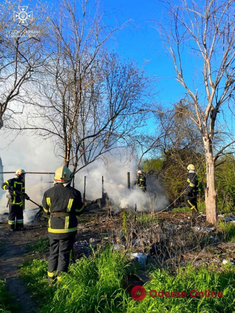 У Суворівському районі Одеси згоріла закинута нежитлова будівля