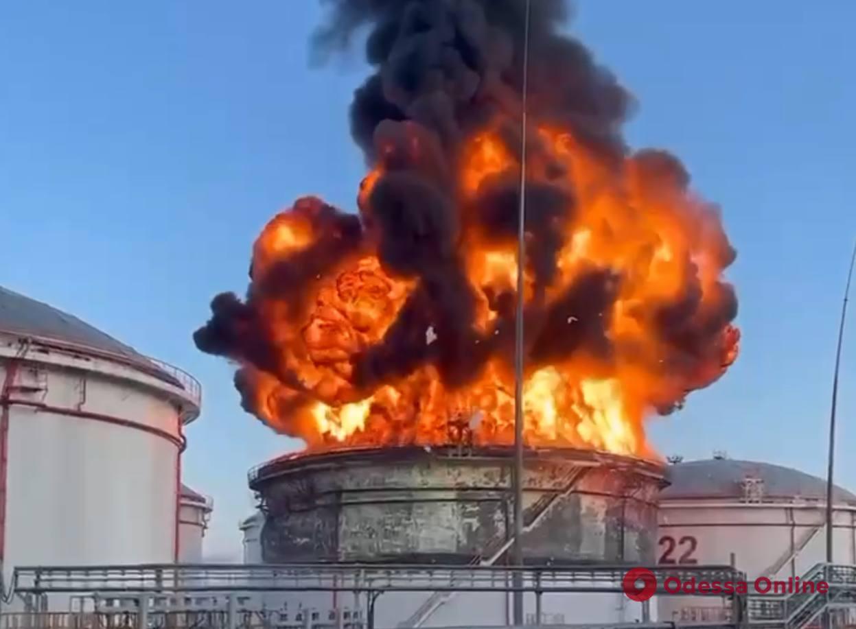 На россии в Краснодарском крае горит резервуар с нефтепродуктами (видео)