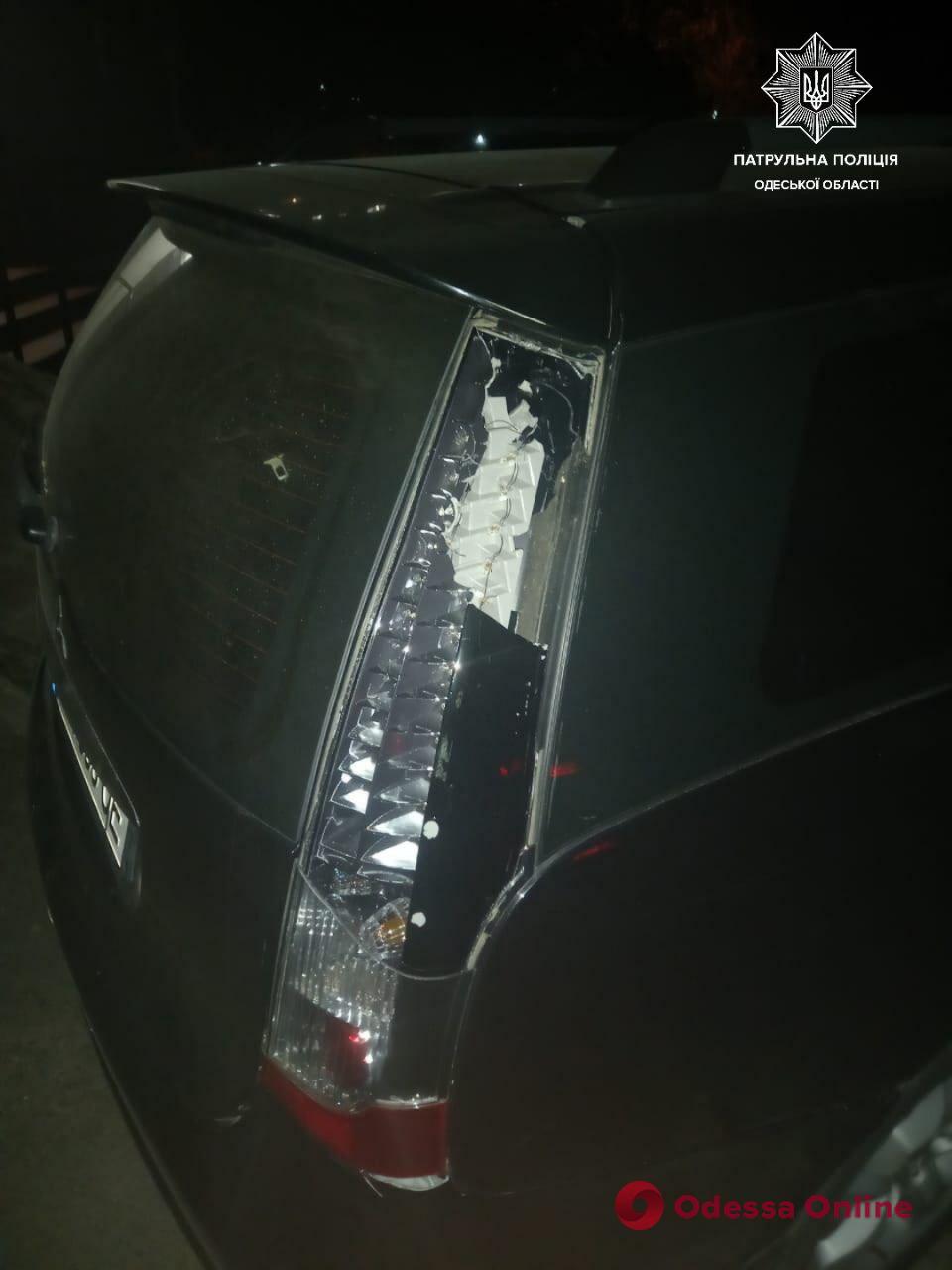 В Одесі п’яний чоловік з сокирою напав на припарковані машини