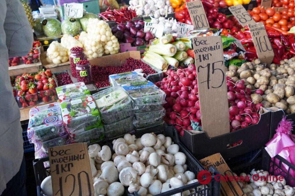 Молодой картофель, кабачки и киви: субботние цены на одесском «Привозе»