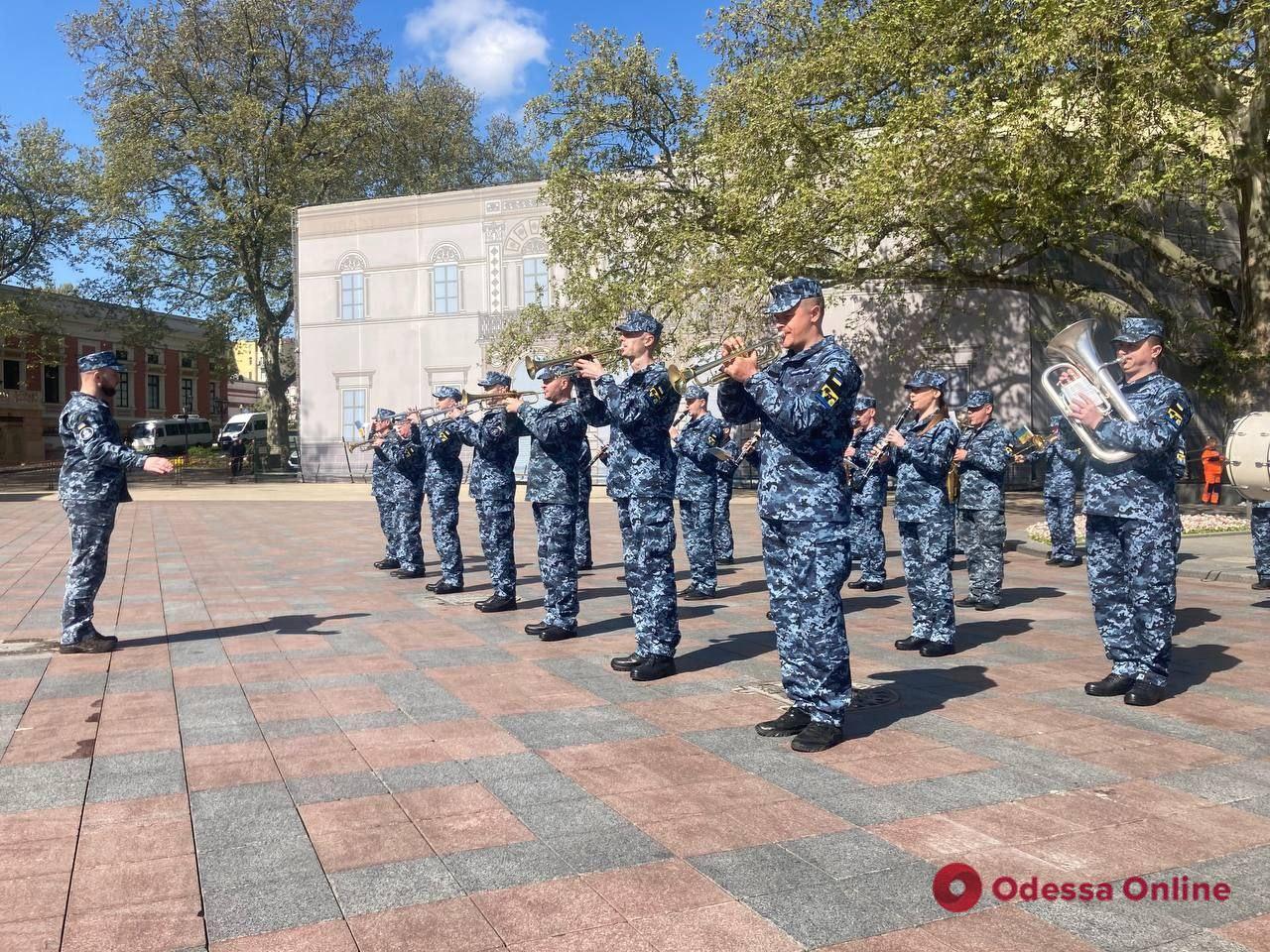 День Европы: флаги ЕС торжественно подняли у Одесской мэрии и ОВА (фото)