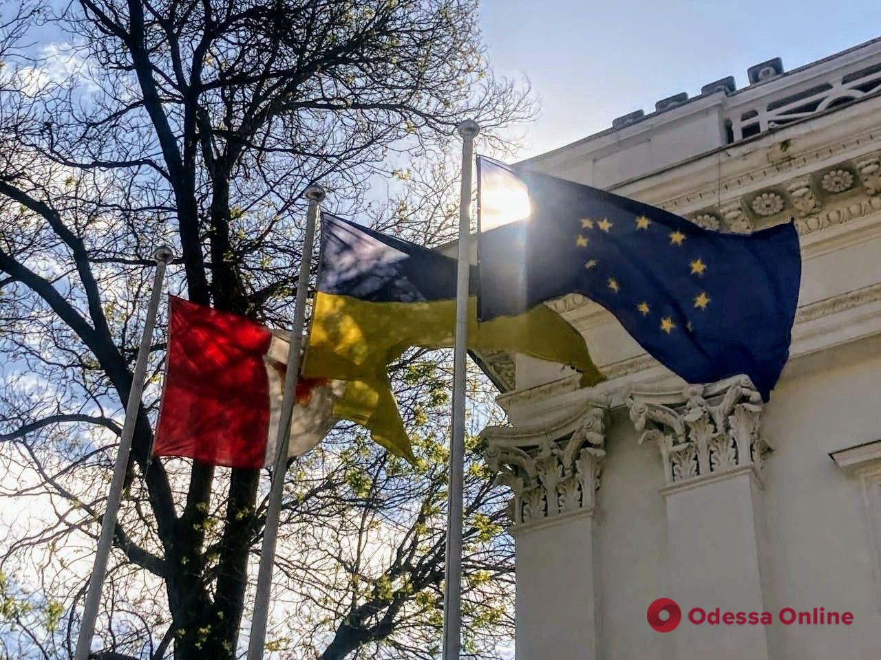 День Европы: флаги ЕС торжественно подняли у Одесской мэрии и ОВА (фото)