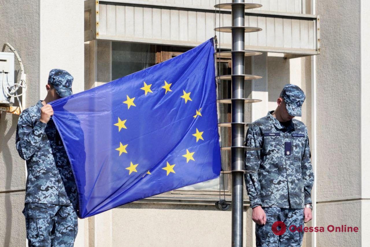 День Европы: флаги ЕС торжественно подняли у Одесской мэрии и ОВА (фото)