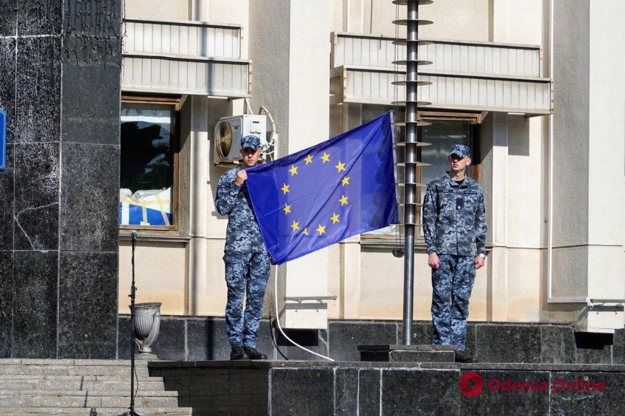 День Европы: флаги ЕС торжественно подняли у Одесской мэрии и ОВА (фото)