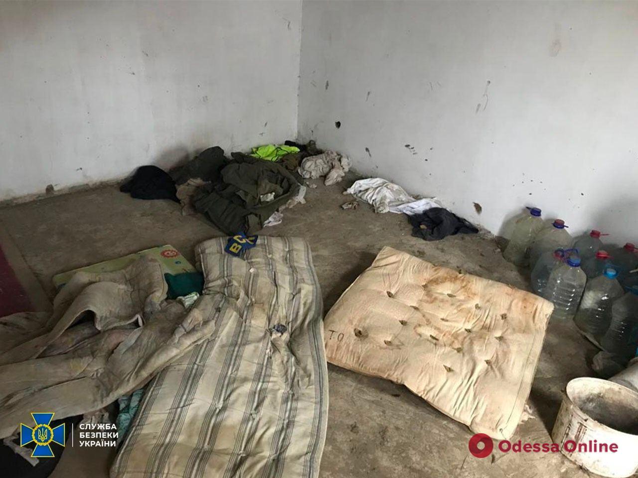 Людей били, утримували без води та їжі: ідентифіковані троє рашистів, які створили катівню під час окупації Миколаївщини