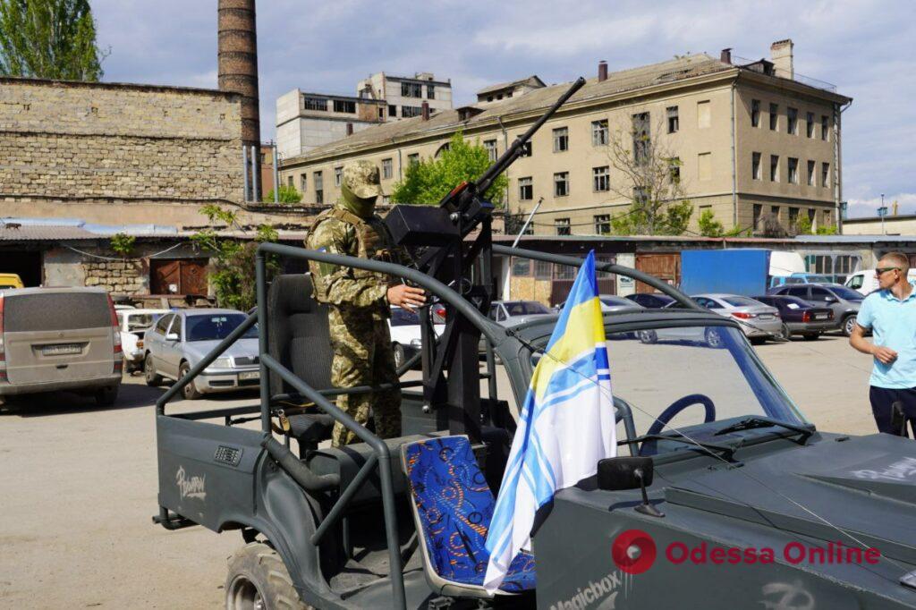 Багги для одесских сил ПВО: знаменитый исполнитель передал военным автомобиль