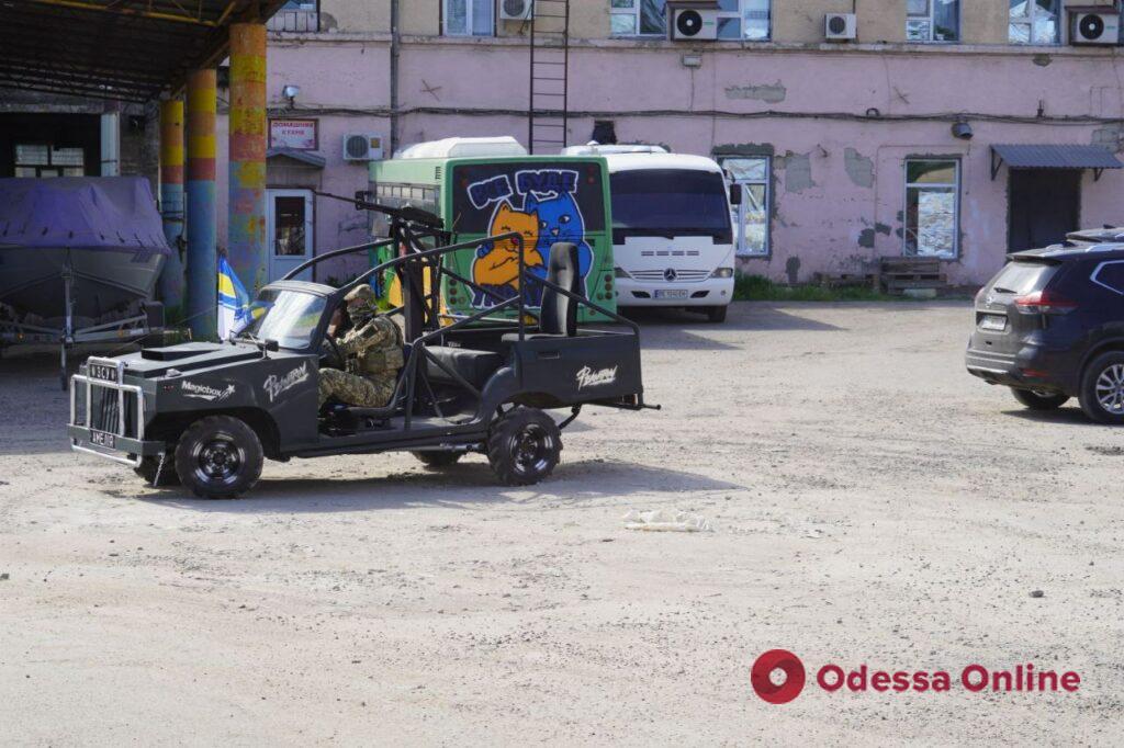 Багги для одесских сил ПВО: знаменитый исполнитель передал военным автомобиль