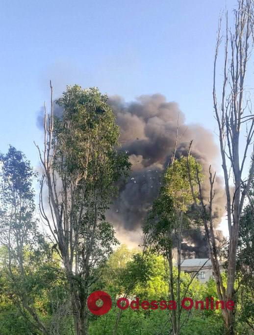 В оккупированном Луганске после сильного взрыва загорелся машиностроительный завод (фото, видео)