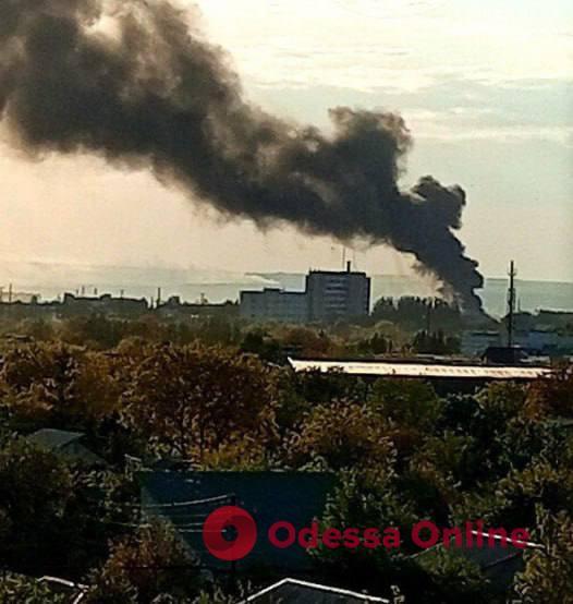 В оккупированном Луганске после сильного взрыва загорелся машиностроительный завод (фото, видео)