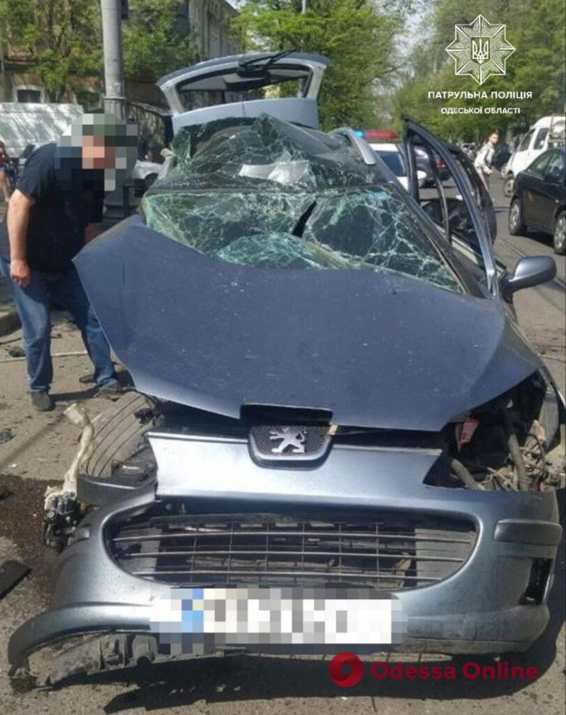 ДТП в Одессе: трое людей пострадали в результате мощного столкновения на улице Колонтаевской