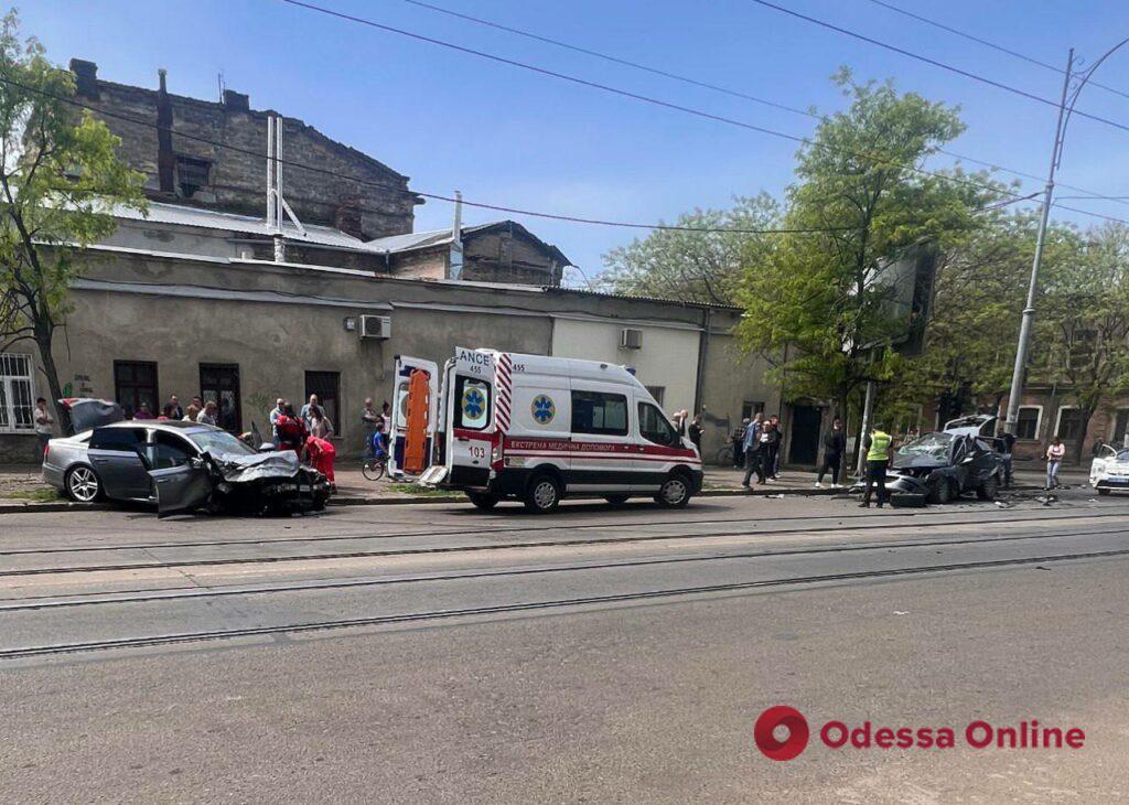 ДТП в Одессе: трое людей пострадали в результате мощного столкновения на улице Колонтаевской