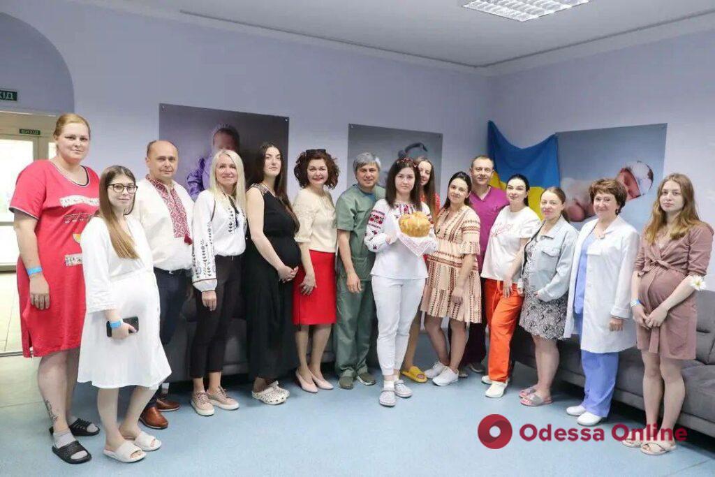 В Одессе с Днем вышиванки поздравили младенцев и их мам