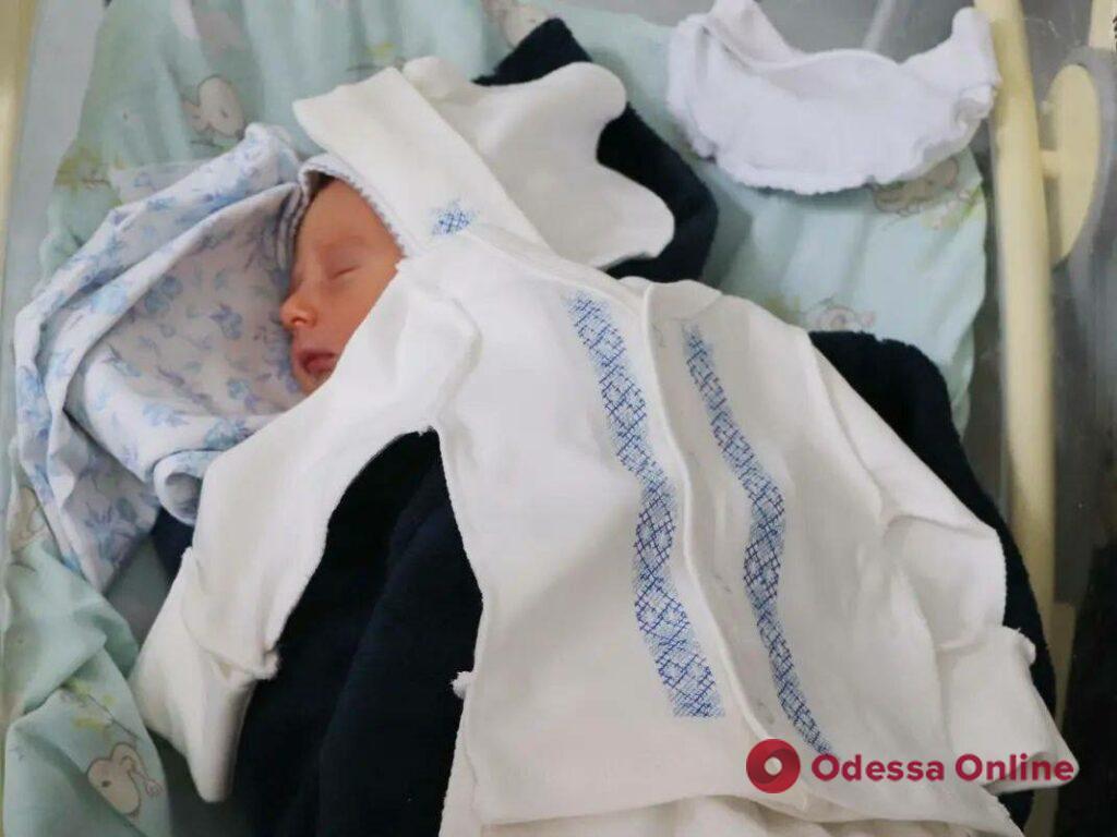 В Одесі з Днем вишиванки привітали немовлят та їх матусь