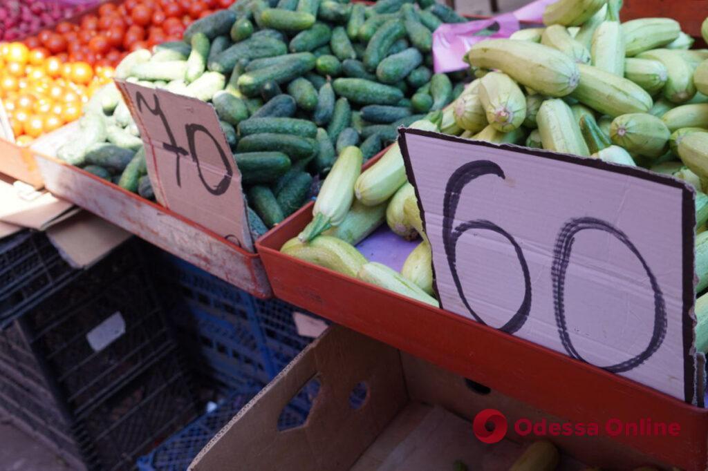 Молодий горошок, полуниця та зелень: суботні ціни на одеському Привозі