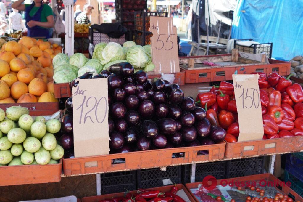 Молодий горошок, полуниця та зелень: суботні ціни на одеському Привозі