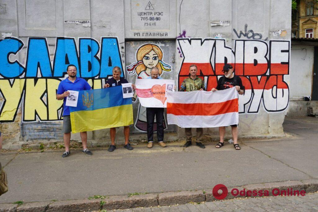 День солидарности: в Одессе белорусы провели акцию в поддержку политзаключенных (фото)
