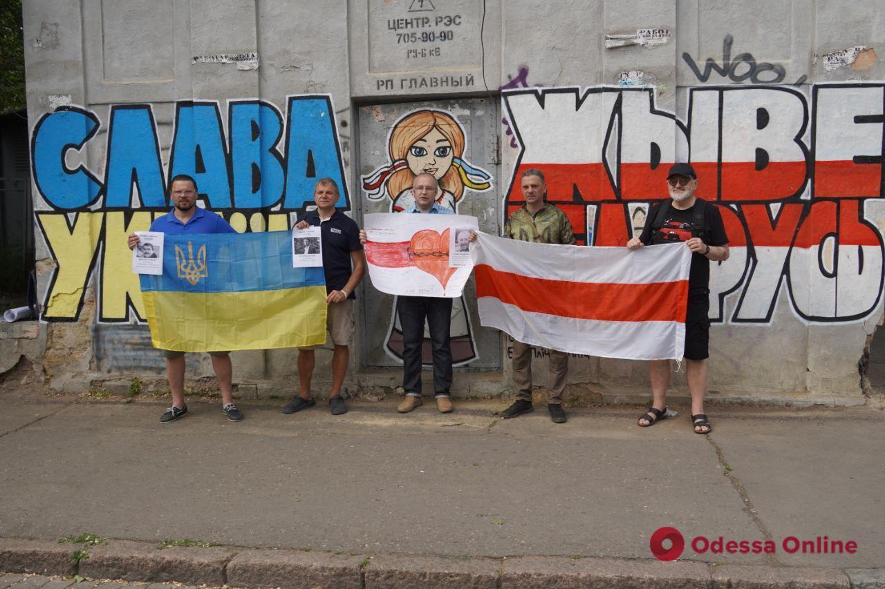 День солидарности: в Одессе белорусы провели акцию в поддержку политзаключенных (фото)