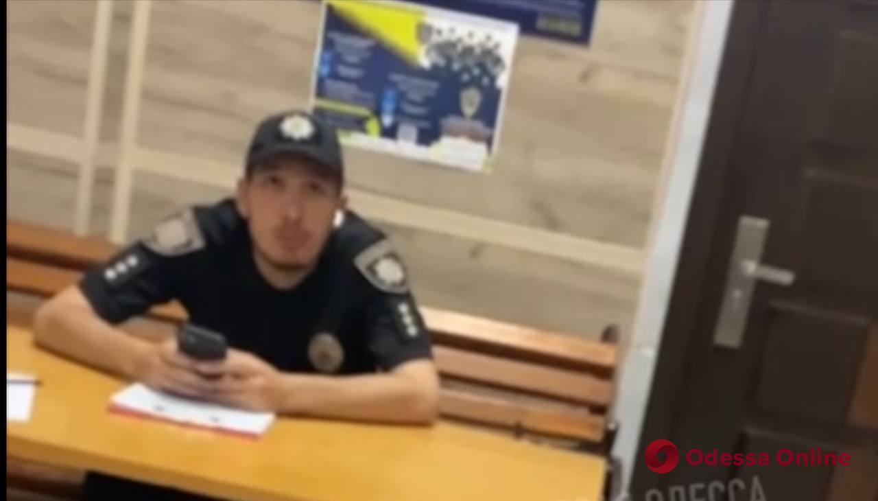 В Одесі у відділі поліції стався конфлікт між правоохоронцем та чоловіком (відео)