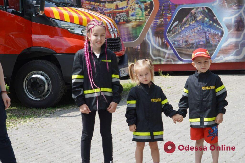 Ели пиццу, катались на аттракционах и тушили пожар: одесские спасатели устроили праздник ко Дню детей (фоторепортаж)