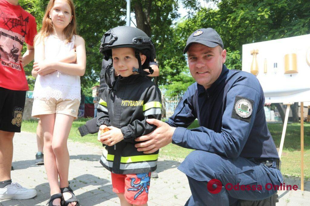 Їли піцу, каталися на атракціонах та гасили пожежу: одеські рятувальники влаштували свято до Дня дітей (фоторепортаж)