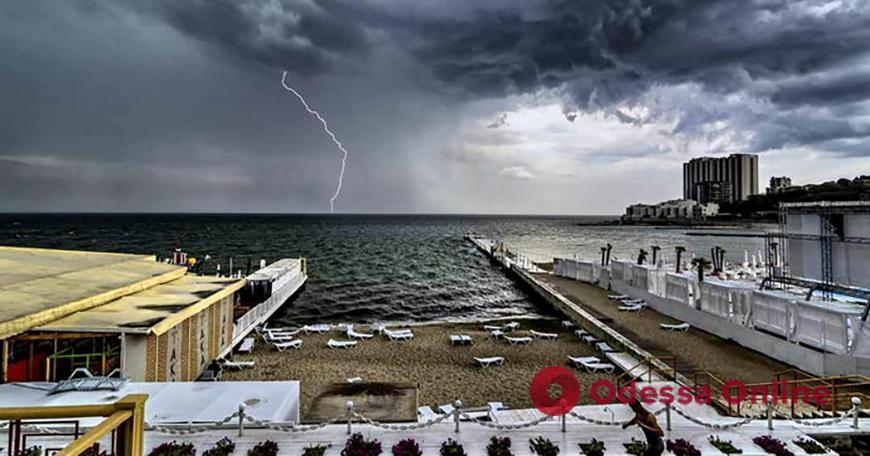 Гроза та шквал: в Одесі та області оголосили штормове попередження