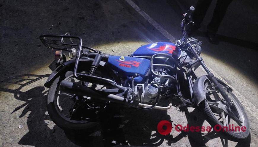 Одеська область: водій «Жигулів» зламав гомілку мопедисту та розірвав вухо його пасажиру