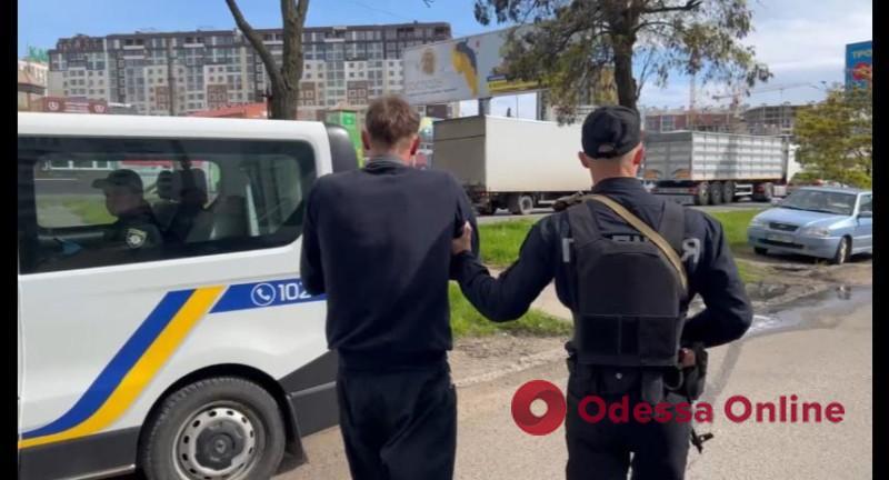 Дев’ять ножових поранень за гостинність: жителя Одеського району викрили у вбивстві