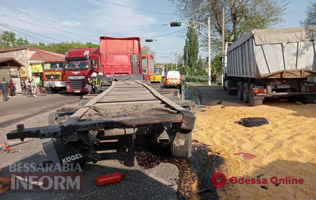 Масштабна ДТП на Одещині: зіткнулися дві вантажівки, дорога встелена зерном (фото)