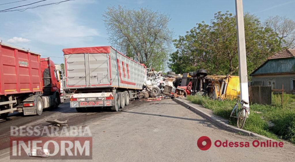 Масштабна ДТП на Одещині: зіткнулися дві вантажівки, дорога встелена зерном (фото)