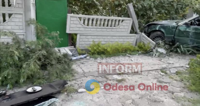 В Одесской области BMW вылетел с дороги и врезался в забор частного дома