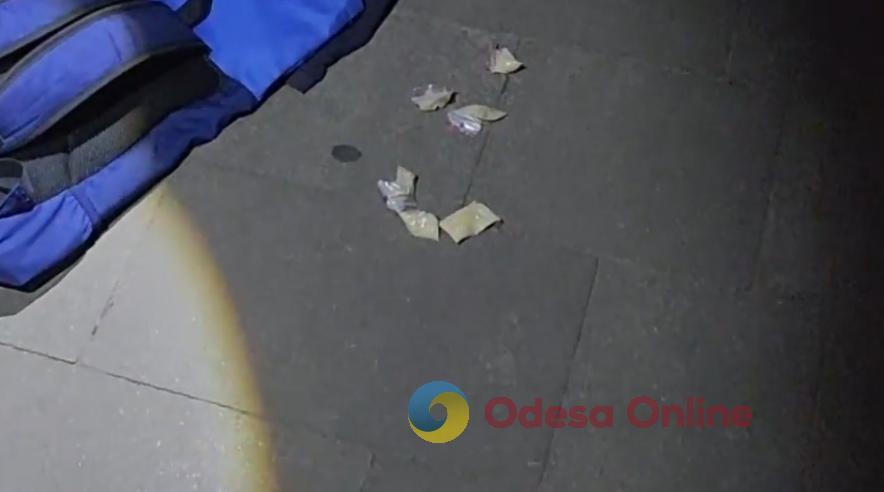 Одеса: біля поштомату затримали наркодилерів з «товаром»