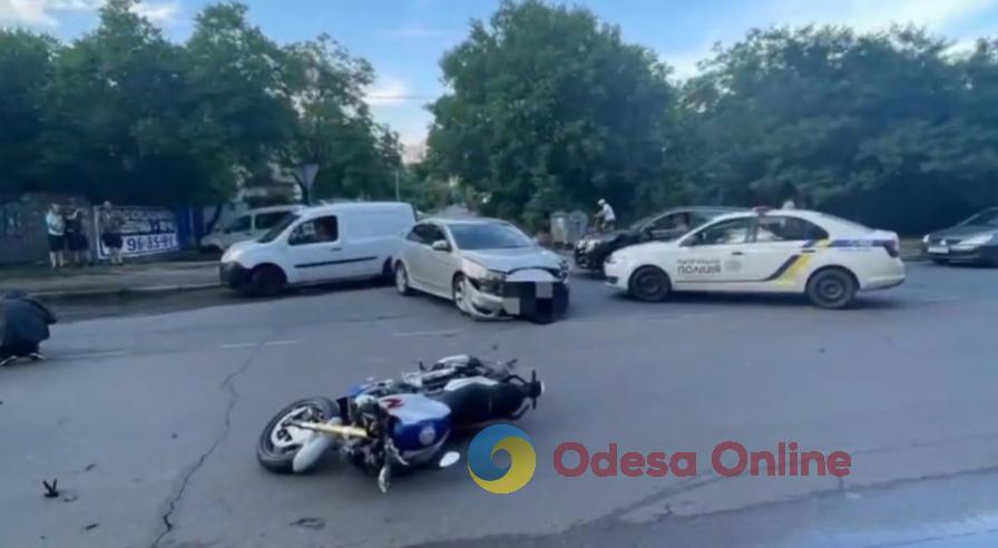 Одеса: на вулиці Світанку Mitsubishi врізався у мотоцикл