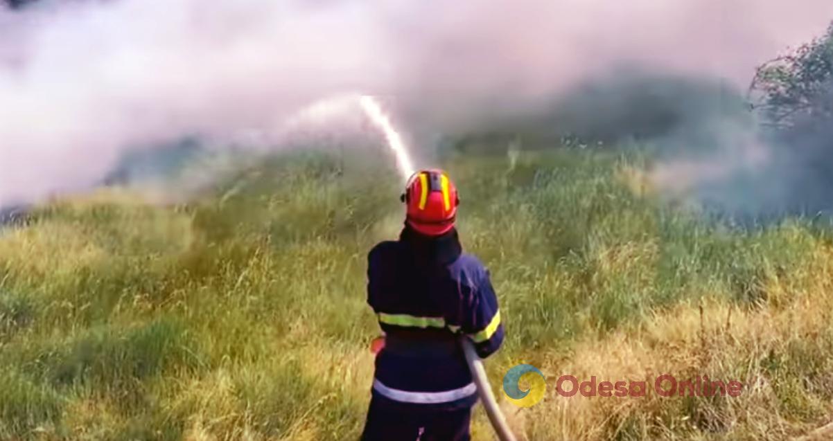 У Подільському районі горіла суха трава, постраждав чоловік